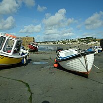 Boote im Hafen bei Ebbe