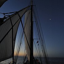 vom Klüver über das Schiff zum Mond