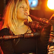 Blondine mit Dudelsack