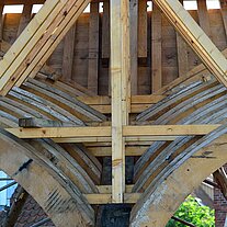 Torso eines Holzschiffes in der Werft