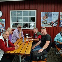 wir am Tisch in der Fischraucherei