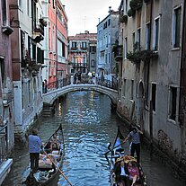 Gondeln in einer Kanalgasse