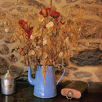 Stilleben mit blauem Krug