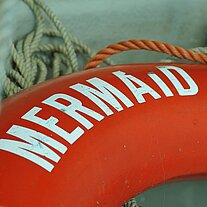 Mermaid auf einem Rettungsring
