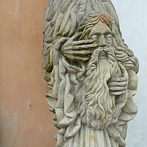 Mann mit Kopf im Arm