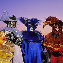 Rot Gelb Blau Weiß mit Laternen