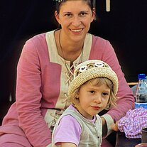 Mutter mit Kind in historischem Kostüm