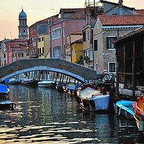 Seitenkanal mit Brücke im Abendlicht