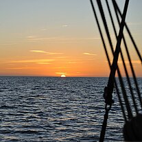 Sonnenaufgang und Takelage