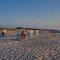 Strandkörbe im Abendlicht