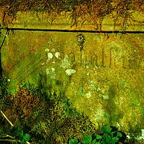 alter Grabstein mit Inschrift