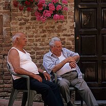zwei Männer unterhalten sich