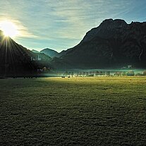 Blick über die Weiden zu den Schlössern