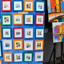 Stand mit kleinen Bildern