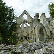 Klosterruinen von Jumièges mit Mauer
