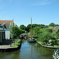 Kanal mit Brücke und Schiff