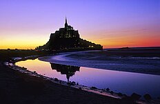 Le Mont Saint Michel am Abend mit Priel