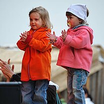 2 Mädchen klatschen zur Musik