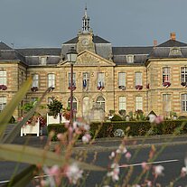 Schloss mit Straße und Blumen