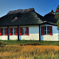 Haus mit Roten Fensterläden