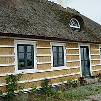 Reethaus mit weißem Holzgitter