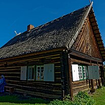 Spreewälder Bauerhof und Frau in Tracht