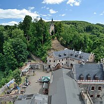 Blick vom Turm zur Kapelle über die Burg