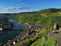 Blick von der Burg auf Bernkastel und Mosel