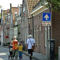 Häuserfront mit Fußgängern