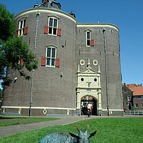 der Drommedaris Turm mit Ziege im Vordergrund