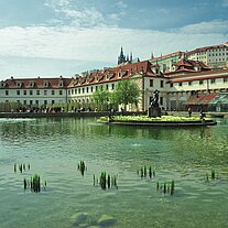 Blick vom Waldsteinpalais zur Burg