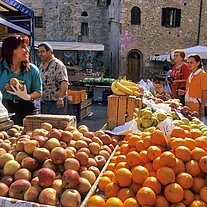 schöne Obstverkäuferin  San Gimignano