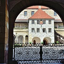 Eisentor vor dem Innenhof