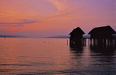 Sonnenunterg. m. Pfahlbaudorf Unteruhldingen